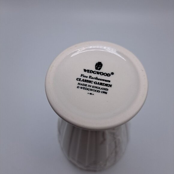 Wedgwood White Classic Garden Vase Grapes Leaves Embossed 7.5" England 1996 - Picture 9 of 9